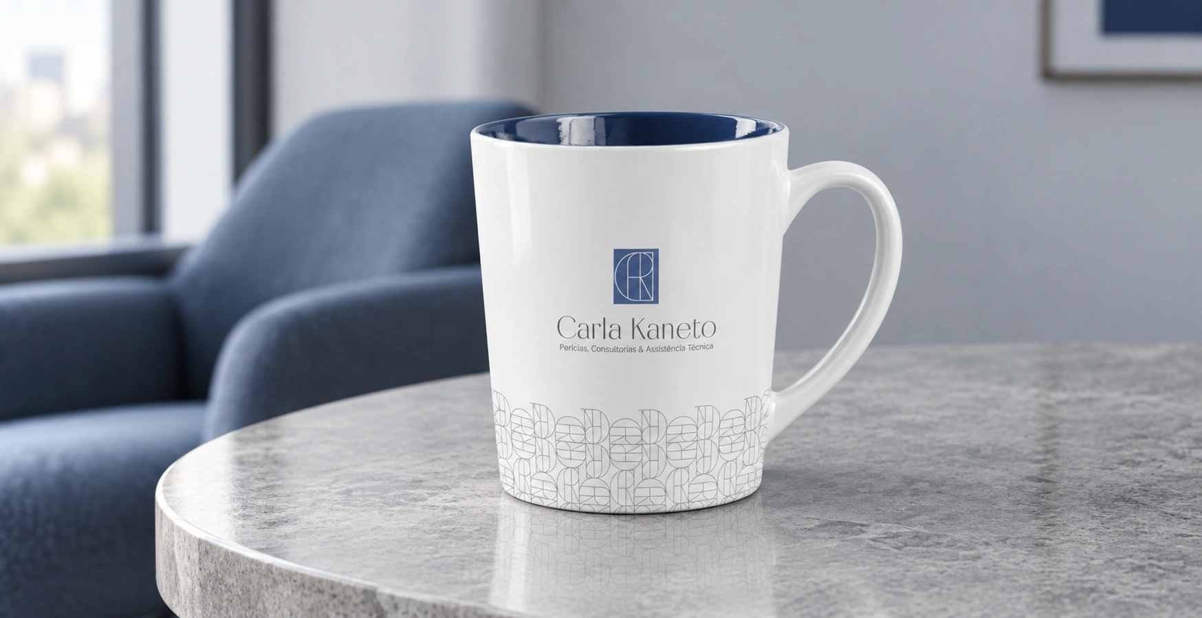 Caneca com o monograma Carla Kaneto.