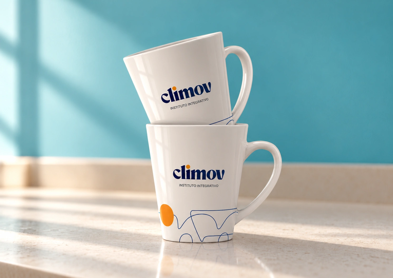 Canecas com logotipo e grafismos da Climov.